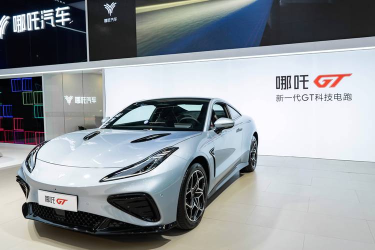 重庆298哪吒汽车在智能汽车领域的表现，领途汽车在新能源汽车市场中的影响力